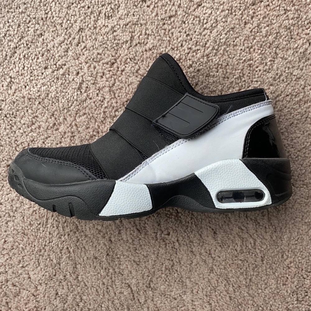 Boys 6 Velcro Shoes